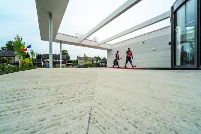 Dem klassischen Besenstrich in Beton ist die NOEplast Struktur Sydney nachempfunden.