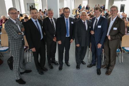 Die Referenten Jochen den Ouden (von links), Sebastian Schreiber und Udo Kalinna stellten sich vor der Veranstaltung mit Thomas Dreesmann (Cluster-Manager IT-Kompetenzzentrum), Harald Krebs (Wirtschaftsförderung Kreis Leer), Bernd Hillbrands (Vorstandsmitglied Ems-Achse) und Dr. Dirk Lüerßen (Geschäftsführer Ems-Achse) für ein Foto auf