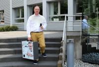 Ein smartes System – viele grenzenlose Möglichkeiten: Produktmanager Stefan Backenecker mit dem neuen SELVE Home Präsentationsmodul, mit dem der SELVE-Außendienst seinen Fachkunden den SELVE Home Server 2 in Aktion zeigen kann. In die intelligente Haussteuerung lassen sich jetzt auch IP-Kameras einbinden