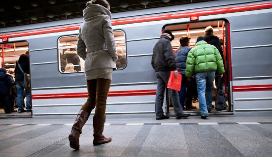 4749_people boarding subway.jpg