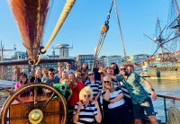 Die Auszubildenden, die mitgereisten Betreuer und die Crew der „Eye of the Wind“ hatten viel Spaß an Bord des Segelschiffs. Die Auszubildenden, die mitgereisten Betreuer und die Crew der „Eye of the Wind“ hatten viel Spaß an Bord des Segelschiffs.