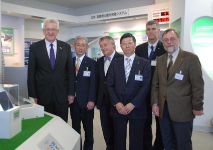 Personen von links nach rechts: Ministerpräsident Winfried Kretschmann, Nobuo Kitamura, General Manager Solar, Kyocera, Ulrich Hermani, Geschäftsführer, Verband Deutscher Maschinen- und Anlagenbau e.V., BW, Shigeru Koyama, Europa-Chef Kyocera Fineceramics GmbH, Rafael Schröer, Geschäftsführer Kyocera Fineceramics GmbH, Dr. Peter Kulitz, Präsident, Baden-Württembergischer Industrie- und Handelskammertag