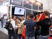 virtuellen Informationen des 3D CAD Modells. Am Messestand von CADENAS ein echter Blickfang