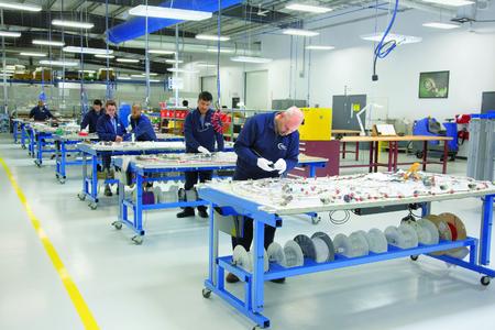 Mitarbeiter bei der Arbeit im A.R.C bei der MTU Maintenance Canada