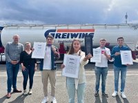 (Von links nach rechts) Matthias Gehrigk, Geschäftsführer der GREIWING logistics for you GmbH, und Lina Wilde, Ausbildungsbeauftragte, überreichen den Azubi-Award 2023 an vier von fünf Jahrgangsbesten: Thomas Niklas Reinicke, Sabine Leenen, Oliver Felde und Bruno Barbosa da Silva. (Foto: GREIWING logistics for you GmbH)