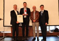 Bei der Übergabe von Urkunde und Siegerpokal: (v. li.) Reinhold Wurster, DWV, Daniel Teichmann, Hydrogenious, Alfred Winklhofer, IHK Schwaben, und Rudolf Gebhardt, Redakteur fokus GEFAHR/GUT. Bei der Übergabe von Urkunde und Siegerpokal: (v. li.) Reinhold Wurster, DWV, Daniel Teichmann, Hydrogenious, Alfred Winklhofer, IHK Schwaben, und Rudolf Gebhardt, Redakteur fokus GEFAHR/GUT.