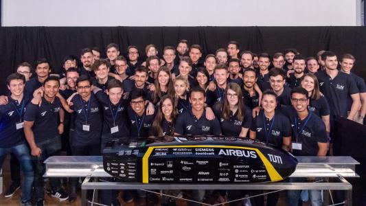 C 0 The TUM team at the roll-out of the new pod (source Andreas Heddergott /TUM).