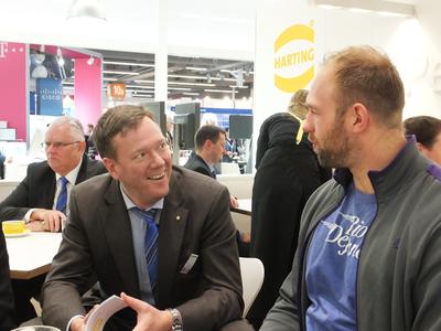 Philip F.W. Harting (links), Vorstand Connectivity & Networks der HARTING Technologiegruppe, im Gespräch mit dem Diskus-Weltmeister