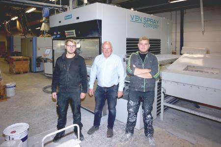 Ven Spray Comfort at surface finishing specialist LMAB, "The prestige of the Venjakob brand gives my customers peace of mind", states Gen-eral Manager Anders Samuelsson. In the photo: The family trio with General Manager Anders Samuelsson (center), Emil Samuelsson (left) and Anton Samuelsson (right). Photo: Copyright Venjakob