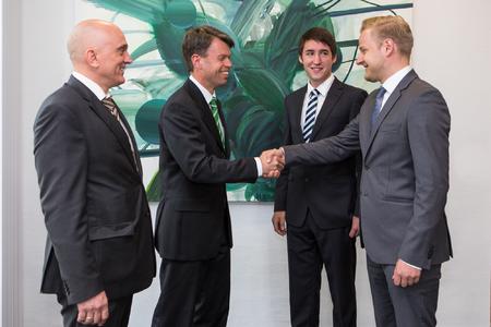 Gemeinsam begrüßen e.dat-Geschäftsführer Ralf Borchert und WEMAG-Vorstand Caspar Baumgart die beiden Trainees Arne Fink und Mario Juhnke (v.l.). Foto: WEMAG/Rudolph-Kramer