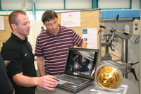 8. Tag der Ausbildung bei der WITTENSTEIN AG: Auszubildende und Studenten der WITTENSTEIN AG gaben den Besuchern praktische Einblicke in ihre Ausbildung