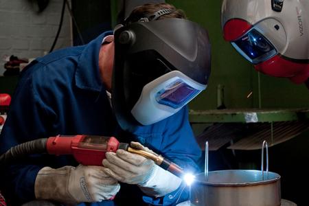 In der Ausbildungsstätte der BIS Industrieservice Mitte GmbH wird E-Hand- und Wolframschutzgasschweißen gelehrt. Die Kursstätte wurde im März 2012 neu eröffnet und vom DVS als Bildungseinrichtung zugelassen / Bild: BIS Industrieservice Mitte GmbH