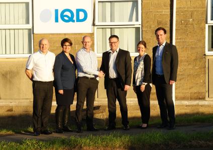 Würth Elektronik eiSos übernimmt mit IQD Frequency Products Ltd ein Unternehmen mit 44-jähriger Tradition: (v. l. n. r.) Colin Smith (Group Operations Director IQD), Tanja Hochschild (Post Merger Integration Würth Elektronik eiSos), Paul Fear (Shareholder & Owner of sold IQD), Peter Schlechtinger (GM & IQD Responsible of Würth Elektronik eiSos), Jennie Bennett (Group Finance & HR Director IQD), Martin Warrington (Director of Finance Würth Elektronik eiSos GB) / Bild: Würth Elektronik eiSos