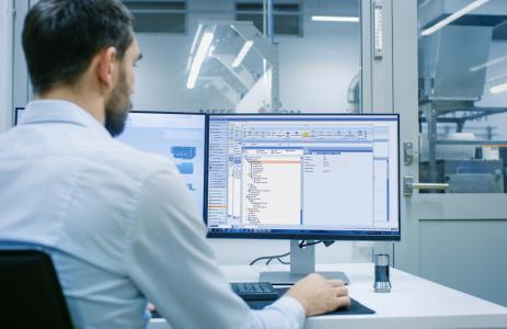 Automatische Generierung von Prüfplänen und Produktionslenkungsplan mit HYDRA-FMEA, Bild: MPDV, Adobe Stock, Gorodenkoff