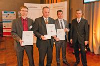 v.links: Herr Wolfgang Bechteler, Konstruktion, Herr Josef Greif, Leiter Konstruktion, Herr Dr.-Ing. Stefan Bonerz, Technologiemanagement, der Ott-Jakob Spanntechnik, Chefredakteur Gerhard Stelzer, WEKA Fachmedien GmbH, Quelle: Horacio Canals, WEKA Fachmedien GmbH