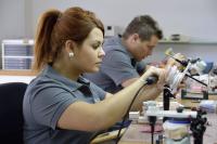 Während der Ausbildung zum Zahntechniker ist neben Präzision manuelle Geschicklichkeit sowie technisches Interesse gefragt, Foto: Handwerkskammer Region Stuttgart; Infos zu dem Beruf: https://www.azubitv.de/handwerksberufe/gesundheit-koerperpflege-reinigung/zahntechniker-in