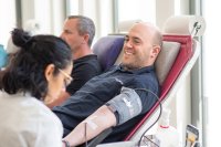 Eine Mitarbeiterin des DRK-Blutspendedienstes betreut Spender bei der gemeinsamen Blutspendeaktion von Goldbeck und nicos. Insgesamt spendeten rund 30 Mitarbeitende dringend benötigtes Blut