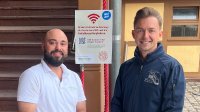 Bergbahn-FreeWiFi in Zusammenarbeit mit Heidelberg iT am Start (v.l.): Dario Wagner (Vertrieb Heidelberg iT Management GmbH & Co. KG) und Damian Kampka (Betriebsleiter Heidelberger Bergbahnen) an der Station Molkenkur.