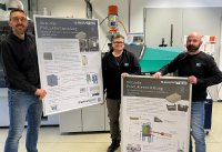 Dr. Michael Bosse, SimpaTec (links) übergibt informatives Anschauungsmaterial an Jens Brennecke (Mitte) und Andreas Grzeskowiak (rechts) vom SKZ-Standort Peine