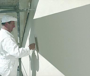 Die vorher definierten Sieblinien unterstüt-zen einen gezielten Kornaufbau der Putzrezeptur und garantieren eine gute Verarbeitung vor Ort / Foto: Dennert Poraver GmbH