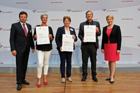 Bundesfamilienministerin Franziska Giffey überreicht die Zertifikate