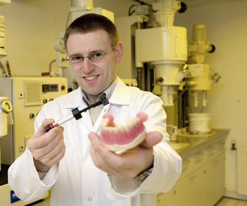 Die Anforderungen an Dentalmaterialien steigen. Bei Heraeus arbeiten Werkstoffexperten für zahnmedizinische und -technische Produkte gemein-sam an Wegen zur wirtschaftlichen, patientengerechten Versorgung