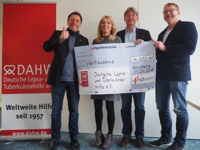 4.000 Euro für die DAHW. Es freuen sich von links: DAHW-Geschäftsführer Burkard Kömm, DAHW-Bildungsreferentin Maria Hisch, Wolfgang Schwab von SD Worx und DAHW-Bildungsreferent Michael Röhm