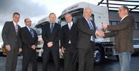 Kube & Kubenz Niederlassungsleiter Henk Schouten (2. v. r.) übernahm die Schlüssel vom zuständigen Renault Trucks Verkaufsbetreuer Alexander Beer (1. v. r.). (weitere Personen v.l: Bernd Schlipper, Verkaufsniederlassungsleiter Renault Trucks; Rüdiger Freis, Leiter Technik, Kube & Kubenz; Christoph Huber, Verkaufsdirektor Renault Trucks Deutschland; Peter van der Laan, Kube & Kubenz Dordrecht)
