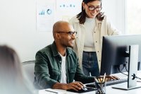 Glückliche Mitarbeitende im Büro