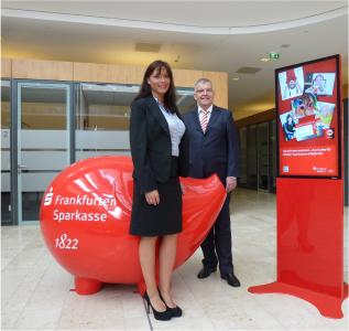 Daniela Kaiser, Vertriebsleiterin bei Lock Your World, mit Norbert Wayand, Abteilungsleiter Bargeldlogistik bei der Frankfurter Sparkasse