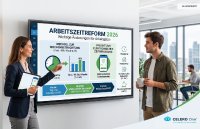 Eine Präsentationsszene in einem modernen Büro. Eine Frau im Business-Outfit zeigt auf einen großen Bildschirm, während ein Mann mit einer Kaffeetasse ihr aufmerksam zuhört. Der Bildschirm zeigt eine Infografik zur „Arbeitszeitreform 2026“ mit den Kernpunkten „Wechsel zur Wochenbetrachtung (max. 48h/Woche)“ und „Pflicht zur elektronischen Zeiterfassung“. Am rechten Rand des Bildschirms sind Icons für Flexibilität, Homeoffice, Einhaltung der Ruhezeiten und Pausenregelungen zu sehen.