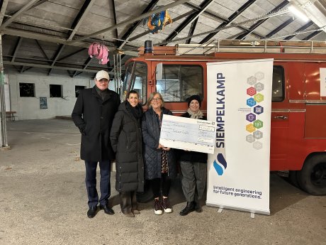 20251118 Spendenuebergabe ES-Stiftung Schlaue Loeffel mit ScheckIMG_8137.JPG