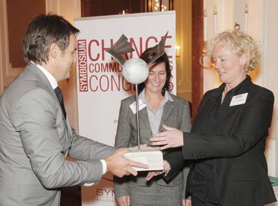 Kavalierhaus Klessheim (Salzburg): Dr. Martina Banze, Director Marketing at W&H (on the right), and Sonja Augustin, Director Sales Processes at W&H, proudly accept the award for the innovative communication project from Hannes Maier, CEO of Symbiosis.