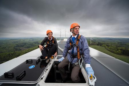ABO Wind-Vorstand Jochen Ahn fuhr mit Umweltministerin Lucia Puttrich auf den 140 Meter hohen Turm der Anlage und genoss mit ihr zusammen die beeindruckende Fernsicht.