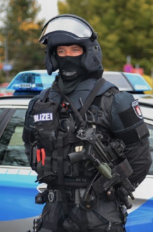Polizei_Schutzbekleidung_HelmNEWSART_Fotoliacom_LightboxImage.jpg