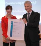 LS erhält ISO 9001-Zertifikat: Professorin Suzan Bacher u. Götz Blechschmidt, DQS-Geschäftsleitung