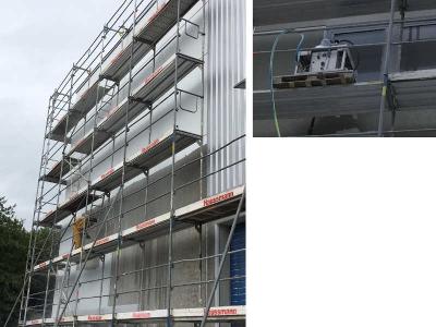 Maschinelle Entschichtung der Fassade eines Firmengebäudes vom Gerüst aus | links Fernansicht, rechts Nahaufnahme / Bildquelle: Effektiv Strahl- und Systemreinigung Süd GmbH | Kipp Umwelttechnik GmbH