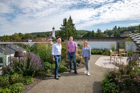 Ulf Walliczek, Rasso Rebay von Ehrenwiesen und Lena Volk (von links) auf dem Dachgarten des SeniorenQuartiers Pilsensee / Bild: bluMartin GmbH