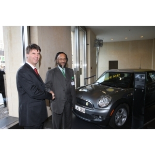 United for Sustainability: Harald Krüger, Member of the Board, BMW AG (left), and Nobel Laureate and Chairman of the UN IPCC (International Panel on Climate Change) Dr Rajendra Pachauri at the BMW Group Sustainability Summit in Berlin