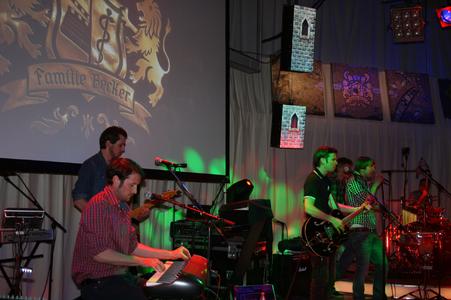 Christie Roadie HD+35K verwandelt Front der ARRI-Studios in eine Ritterburg © Rat Pack Filmproduktion GmbH