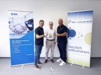 V.l.n.r.: Kay Fengewisch (Prokurist und Sales Manager, IBH Hammer GmbH), Marcus Leiste (Distribution Account Manager Indirect Sales, SMC Deutschland GmbH) und Marius Nienkemper (Geschäftsführer IBH Hammer GmbH)