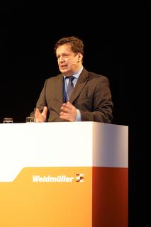 Vertrauen und Intuition erhalten in der zunehmend digitalisierten Welt einen neuen Stellenwert", so Dr. Frank Schirrmacher im Gespräch mit Vorstandsvorsitzendem Dr. Peter Köhler auf dem fünften Weidmüller Gespräch