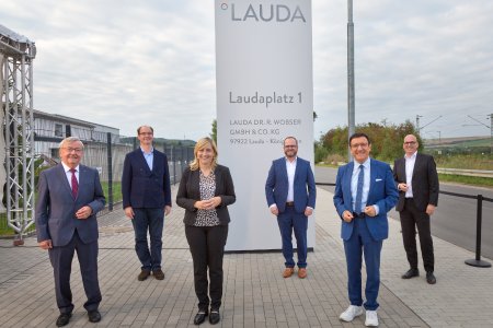 Großer Stolz bei der Einweihung des Laudaplatz 1: Der Beirat und Gesellschafter Dr. Gerhard Wobser, Bürgermeister Dr. Lukas Braun, Nina Warken, MdB, der Geschäftsführende Gesellschafter von LAUDA, Dr. Gunther Wobser, Prof. Dr. Wolfgang Reinhart, MdL, sowie der Geschäftsführer von LAUDA, Dr. Marc Stricker.