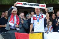 Weltmeister Lukas Podolski und Kölns OB Jürgen Roters präsentieren stolz 