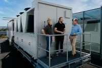 On the roofs of SMA: CEO Jürgen Reinert (right) talks to Sarah Knostmann and Christoph Schevalje about the new heat pumps that help decarbonize the energy supply.