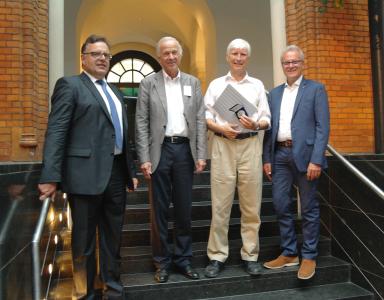 Preisträger Dipl.-Phys. Ralf Pferdmenges mit Dr.-Ing. Jürgen Haase und Prof. Dr. Wolfgang Nebel, Vorstandsmitglieder im edacentrum sowie Laudator Prof. Dr. Erich Barke.