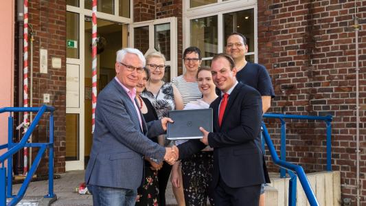 St. Vincenz Förderschule - Laptopübergabe_groß.jpg