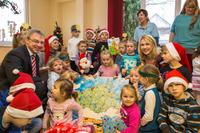 Die Kinder der Kindertagesstätte Neddelrad Spatzen erfreuen sich am WEMAG-Weihnachtsgeschenk, das von WEMAG-Vorstandsmitglied Thomas Pätzold und Sozialministerin Manuale Schwesig überreicht wurde. Foto: WEMAG/Rudolph-Kramer