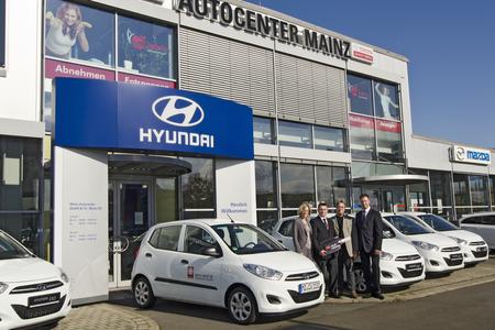 v.l.n.r.: Frau Claudia Kasper, Leiterin Unternehmenskommunikation Marketing & Öffentlichkeitsarbeit, Hyundai Motor Deutschland GmbH, Frank Klasen, Stv. Leiter Vertrieb Region Mitte, ALD Automotive, Axel Eggeling, Werkstatt und Fuhrpark, Caritas Verband Mainz e.V. und Carl-Bertram Siekirra, Verkäufer, Fa. Heinz Autocenter GmbH & Co. Mainz KG, Foto: ALD Automotive
