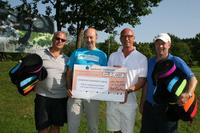 Marketingleiter Oliver Piontkowsky übergab beim Caparol Golfcup in Wiesensee Heinz Gengenbach (zweiter von links) eine Spende in Höhe von 5000 Euro zugunsten krebskranker Kinder und Jugendlicher in Georgien. Das Turnier in Wiesensee gewannen Andreas Henschel (links) und Knut Krastel (rechts) (Foto: Caparol Farben Lacke Bautenschutz)